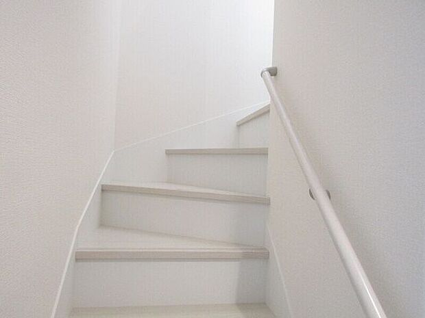 毎日の上り下りをしっかりサポートする階段手すり。小さなお子さまやご年配の方にも安心な設計です。