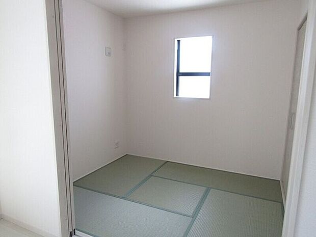 和室にも収納スペースをしっかり確保。一部屋あると何かと重宝する和室は客間としても使用できますよ♪