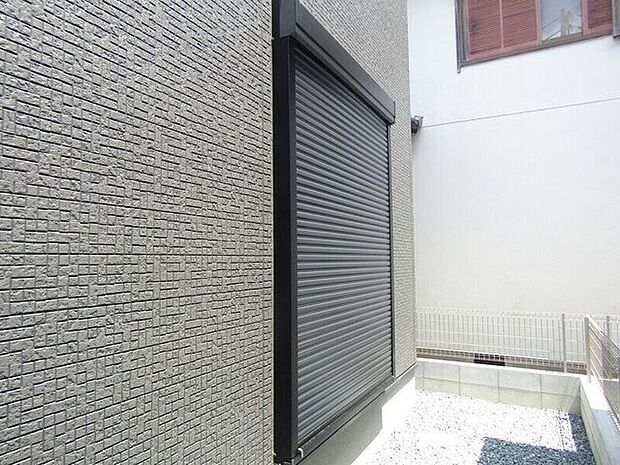 窓にはシャッター雨戸を完備。外出時や就寝時も、しっかりとプライバシーと安全を守ります。