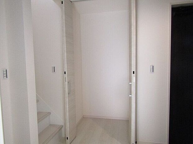 廊下収納付きで、収納力アップ。掃除道具や日用品の収納に便利です。