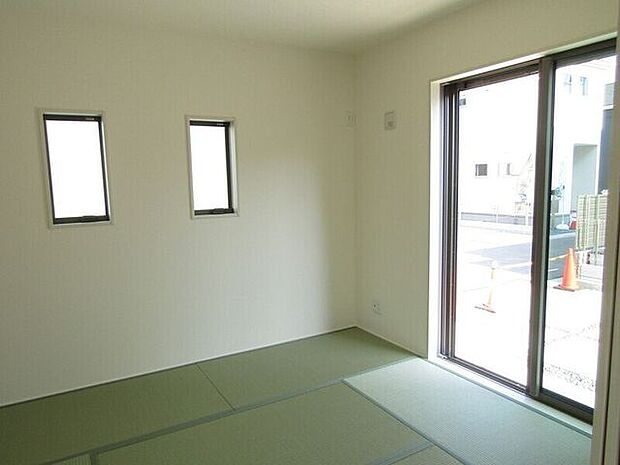 リビング横にある和室は、客間やキッズスペースとしても使える便利な空間です。