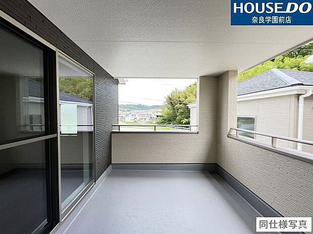 大きなバルコニーは屋根付きです。雨天時もお洗濯物が干せる人気のインナーバルコニーは急な雨でも安心！