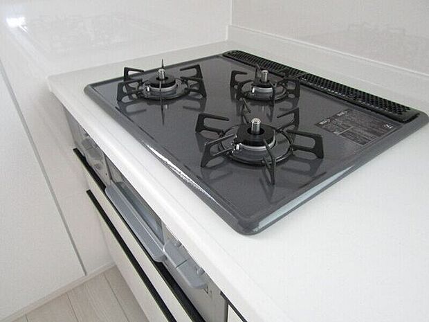 同時並行で調理しやすい3口コンロ。お料理を同時にすすめることができ、料理時間の短縮にもなります。