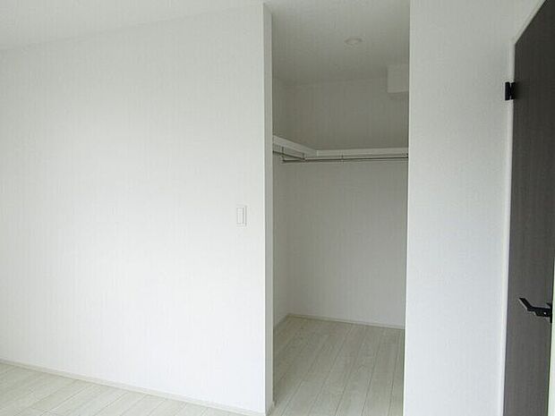 ウォークインクローゼット完備。その他洋室にも充実した収納があり、広いお部屋でスッキリした毎日が送れます。