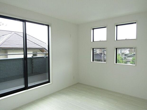 大きな窓からお陽さまの光やさわやかな風をたっぷりとりこめます。室内はいつも明るい印象なので気持ちの良い朝を迎えられ毎日の生活も明るくなりそう。