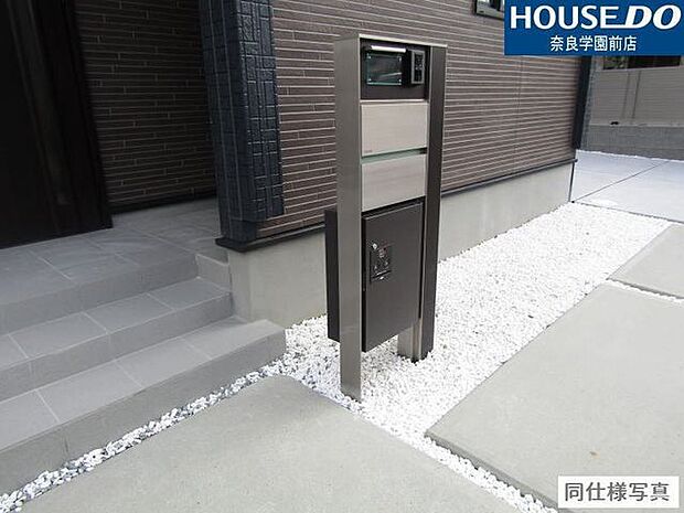 宅配ボックス付き！留守中でも荷物が受け取れるため、昼間の受け取りが困難な共働き世帯や、ネットショッピング等の通信販売をよく利用する人に需要が高いです。