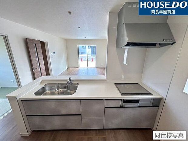 スライド式収納には、深い鍋や大きなフライパンもしっかり収納でき、キッチンを広く使用できます。