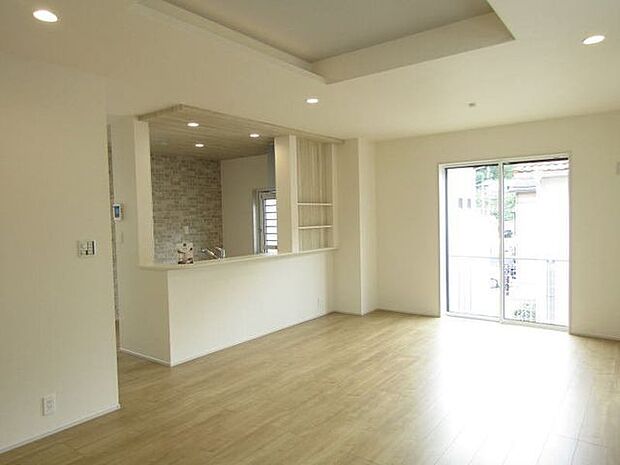 人気の対面式キッチンなので、家事をしながらご家族ともコミュニケーションが取れますよ♪