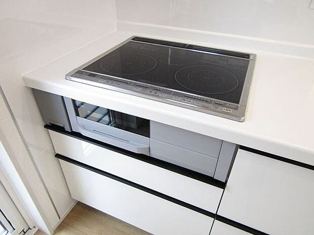 フラットでお手入れしやすいIHコンロを採用。毎日のお掃除もラクラクで、キッチンを清潔に保てます。