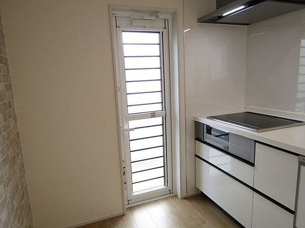 キッチンの勝手口はごみ捨てや換気に大活躍です！