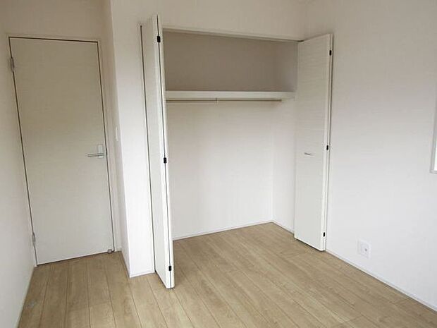 すべての居室に収納スペースがあるので、お家の中をすっきり整理できます♪