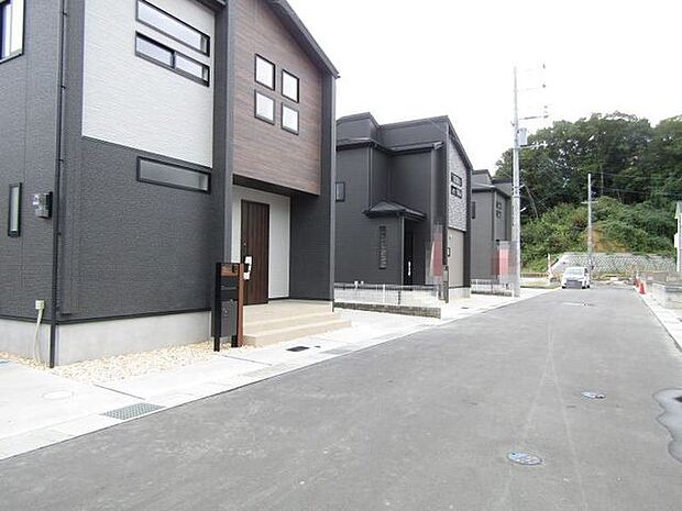 現地（2025年10月）撮影◆前面の道路は約6mの幅員があり開放感も十分、毎日の駐車もスムーズに行えます