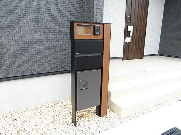 宅配ボックス付き！留守中でも荷物が受け取れるため、昼間の受け取りが困難な共働き世帯や、ネットショッピング等の通信販売をよく利用する人に需要が高いです。