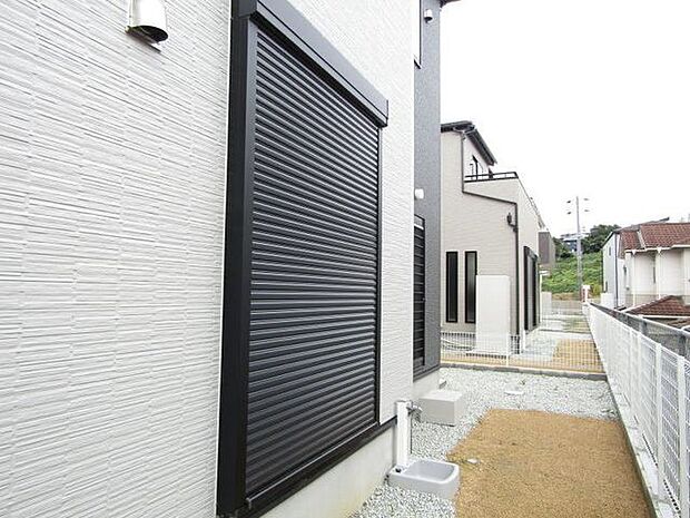窓にはシャッター雨戸を完備。外出時や就寝時も、しっかりとプライバシーと安全を守ります。