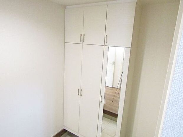 ゆとりある玄関スペースでシューズボックスも収納充実！全身が映る姿見もありお出かけ前に身支度のチェックができ便利です！