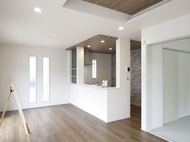 人気の対面式キッチンなので、家事をしながらご家族ともコミュニケーションが取れますよ♪