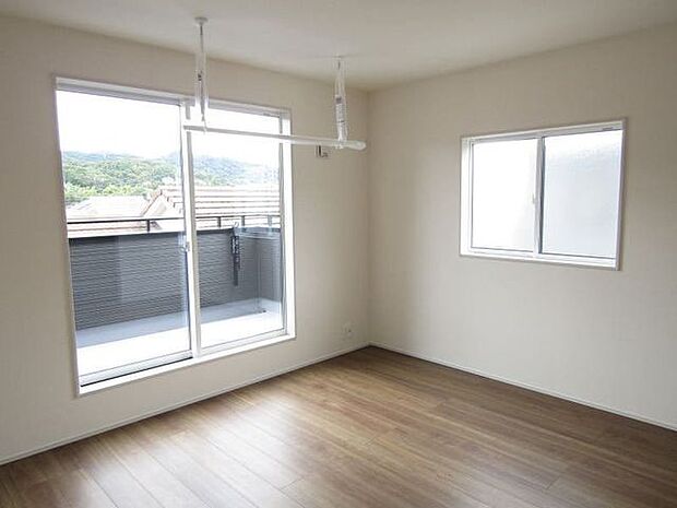 大きな窓からお陽さまの光やさわやかな風をたっぷりとりこめます。室内はいつも明るい印象なので気持ちの良い朝を迎えられ毎日の生活も明るくなりそう。