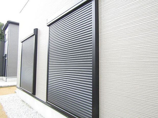 外からの視線や風雨からしっかり守るシャッター雨戸付き。防犯・防災対策に心強い設備です。