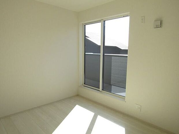 大きな窓からお陽さまの光やさわやかな風をたっぷりとりこめます。室内はいつも明るい印象なので気持ちの良い朝を迎えられ毎日の生活も明るくなりそう。