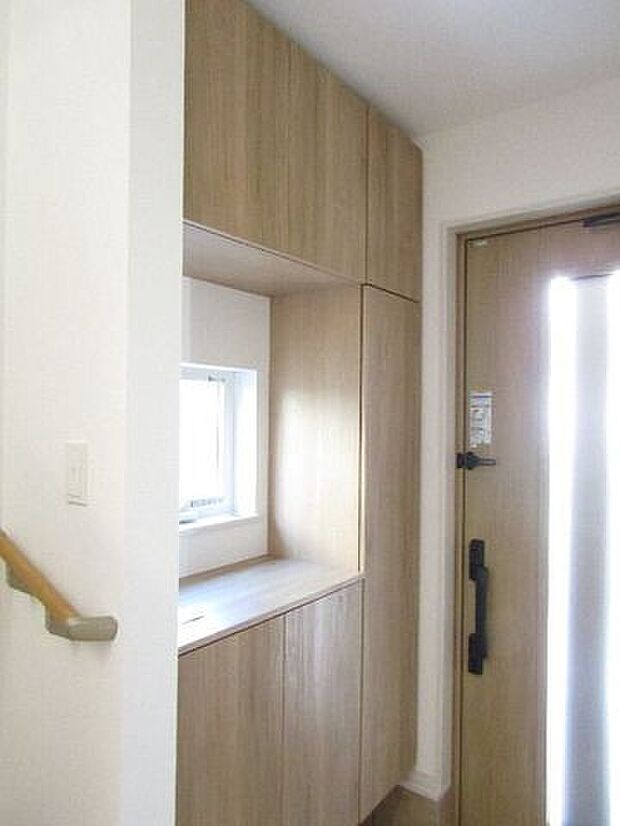 ご家族分の靴をすっきり収納できるシューズボックスを設置しています。