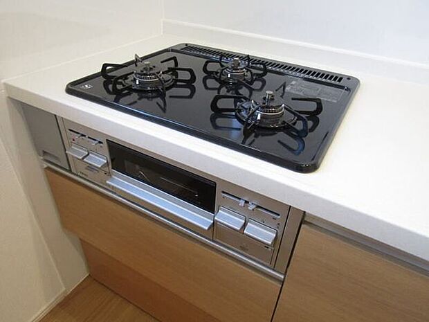 同時並行で調理しやすい3口コンロ。お料理を同時にすすめることができ、料理時間の短縮にもなります。