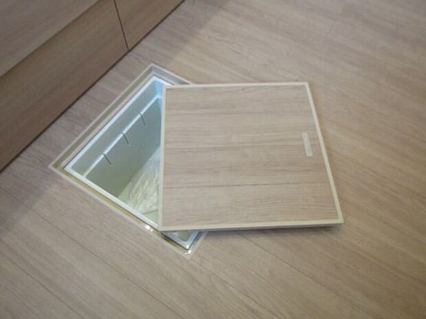 床下収納へは保存食や使用頻度の低い物をたっぷりとしまえます♪