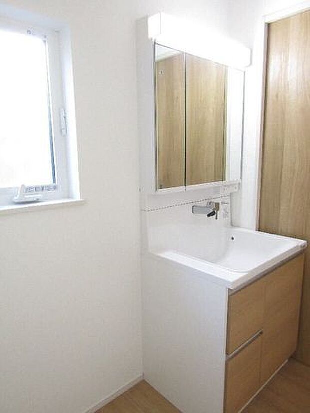 お掃除に便利なハンドシャワー付き!足元の収納には日用品のストックが可能です♪