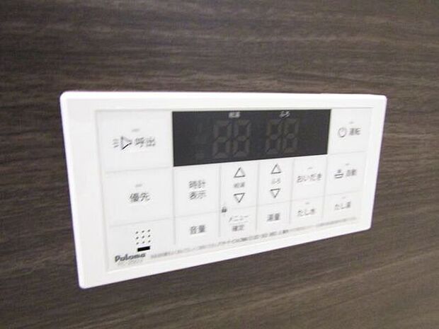 追い焚き機能付きのオートバス。ご家族それぞれの生活リズムに合わせていつでも温かいお風呂に入れます。