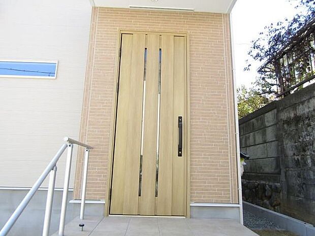 スマホアプリで施解錠可能なタグキー搭載の玄関ドア。