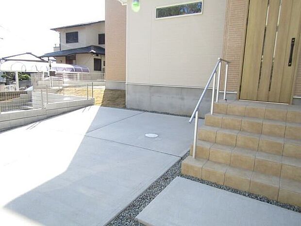 駐車スペースは2台分を確保。ご家族や来客の車も安心して駐車できます。