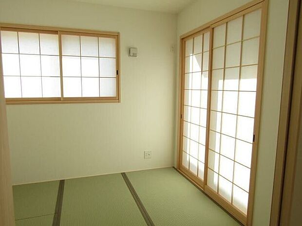 リビング横の和室は、家事の場や客間、お子様を遊ばせる場など大活躍♪