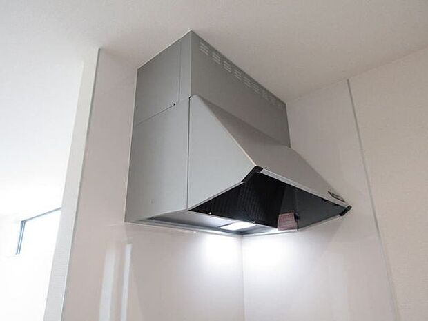 スタンダードで使いやすいブーツ型レンジフードを採用。安定した吸引力でしっかりと煙やニオイを排出します。影