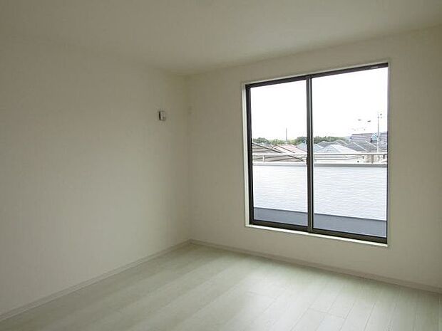 大きな窓からお陽さまの光やさわやかな風をたっぷりとりこめます。室内はいつも明るい印象なので気持ちの良い朝を迎えられ毎日の生活も明るくなりそう。