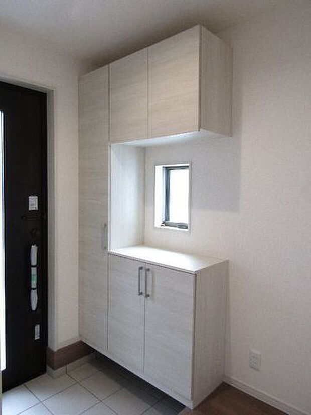 開放感のある玄関ホール。温もり感じる雰囲気で、ご家族やお客様を温かく迎えてくれます。玄関収納には多くの靴を収納できますね。