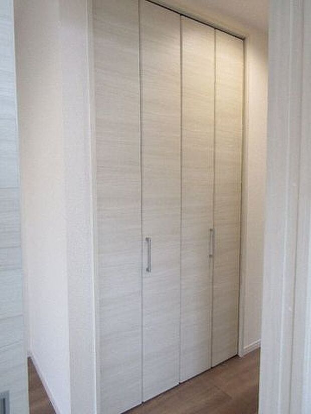 何かと便利な廊下収納。掃除機など日常的に使うけど片づけ場所に困る、そんなものを収納するのにピッタリです。すっきりとした空間に保ちたいですね。