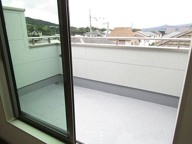 広々バルコニーはお布団などの大きな洗濯ものもまとめて干せますね♪