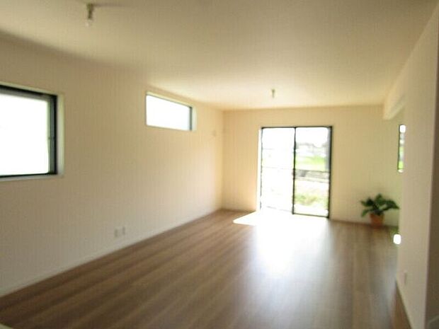 階段をリビング内に配置することで、家族が顔を合わせる機会が自然と増える間取り。子育て世帯にも人気のプランです。