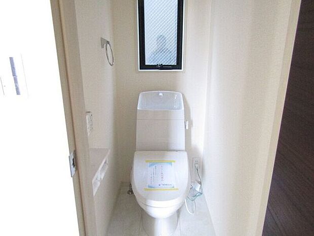 シャワートイレ機能のついたお手洗い。2階にもお手洗いがあります。