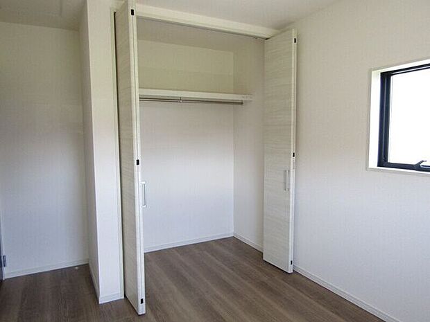 すべての居室に収納スペースがあるので、お家の中をすっきり整理できます♪
