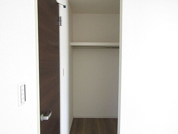 大人が立って入る事ができる広々クローゼット。コートやワンピースはもちろん、ゴルフバッグ等大きな物も楽々収納できます。