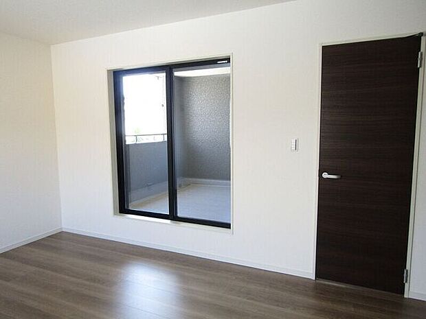 大きな窓からお陽さまの光やさわやかな風をたっぷりとりこめます。室内はいつも明るい印象なので気持ちの良い朝を迎えられ毎日の生活も明るくなりそう。