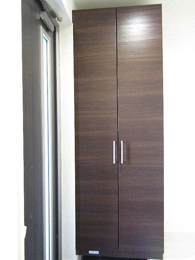 玄関にはシューズボックスつきなので、家族の靴もすっきり収納できます。シューズボックスの上にはインテリアや観葉植物、アルコール消毒などを置いておくことができます。