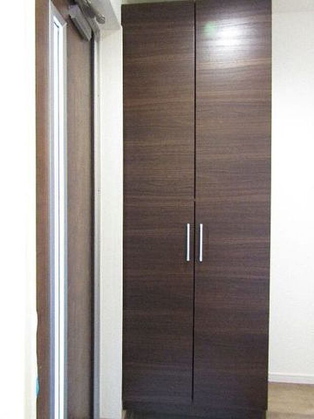 玄関にはシューズボックスつきなので、家族の靴もすっきり収納できます。シューズボックスの上にはインテリアや観葉植物、アルコール消毒などを置いておくことができます。