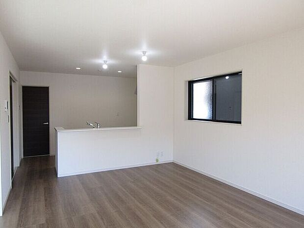 人気の対面式キッチンなので、家事をしながらご家族ともコミュニケーションが取れますよ♪