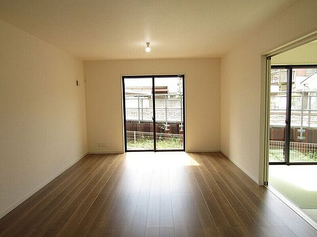 オープンでのびやかな空間を生み出す広々としたLDK。ご家族・ご友人との時間を大切にした住空間です。