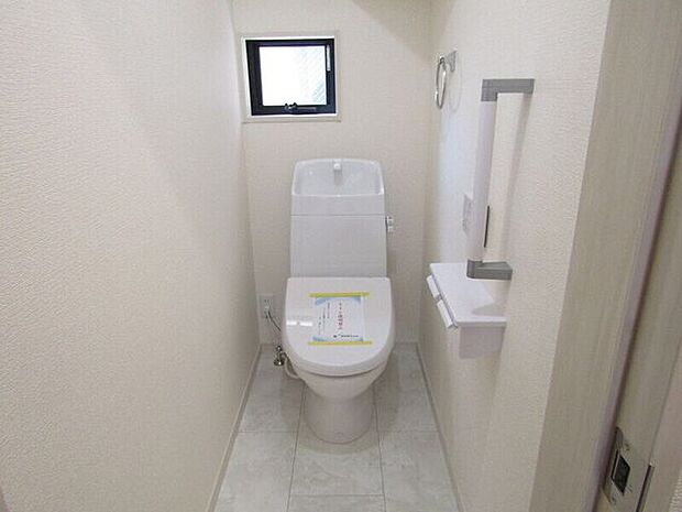 シャワートイレ機能のついたお手洗い。2階にもお手洗いがあります。