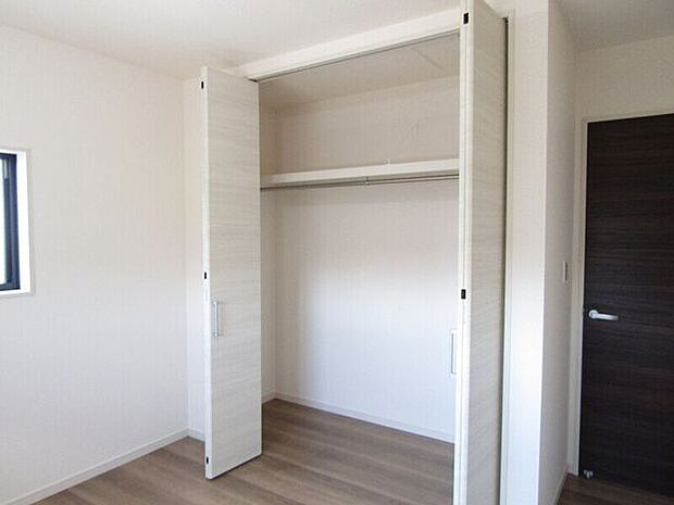 すべての居室に収納スペースがあるので、お家の中をすっきり整理できます♪