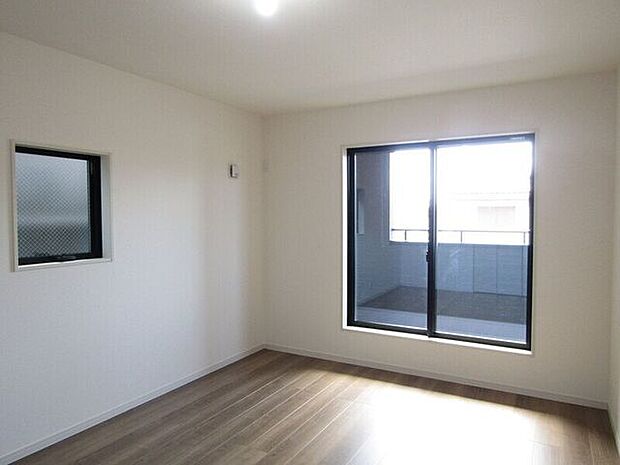 大きな窓からお陽さまの光やさわやかな風をたっぷりとりこめます。室内はいつも明るい印象なので気持ちの良い朝を迎えられ毎日の生活も明るくなりそう。