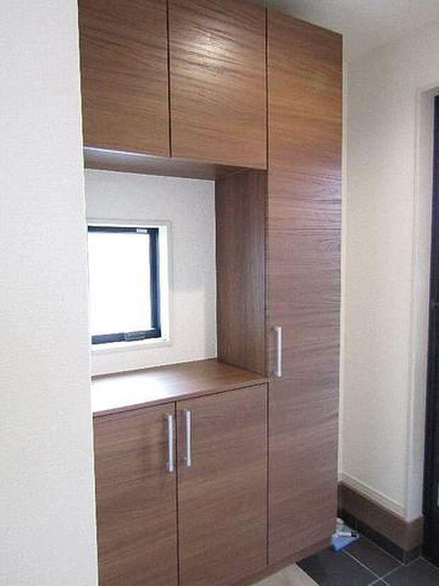 たっぷり収納できるシューズボックスは、家族みんなの靴をすっきり整理。玄関がいつもきれいに保て、出かける前の身支度もスムーズに行えます。