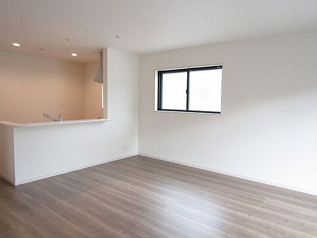 キッチンからダイニング、リビング全体を見渡せます。調理をしながら、家族との会話を楽しめます。